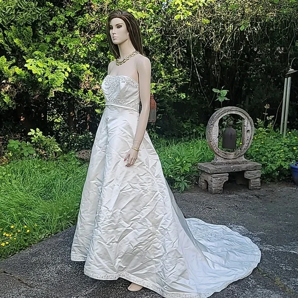 SIGNATURE sz 12 Wedding gown with train BEADED - Picture 2 of 8